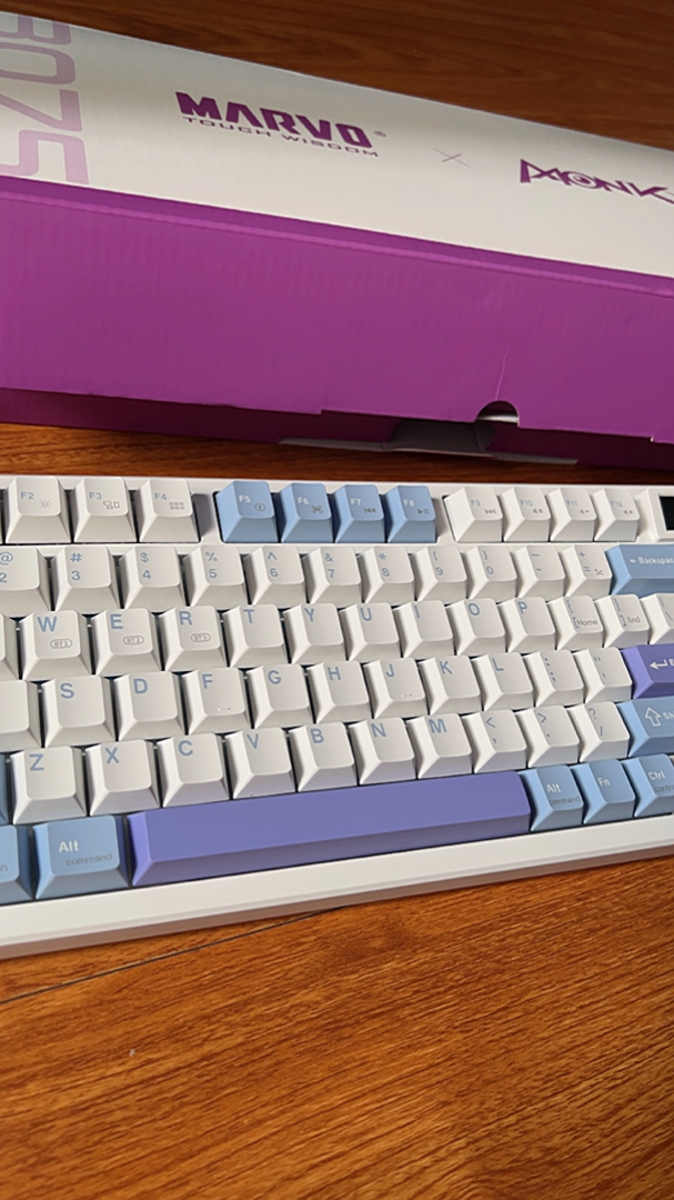 Đèn RGB và màn LED trên Monka 3075 Pro