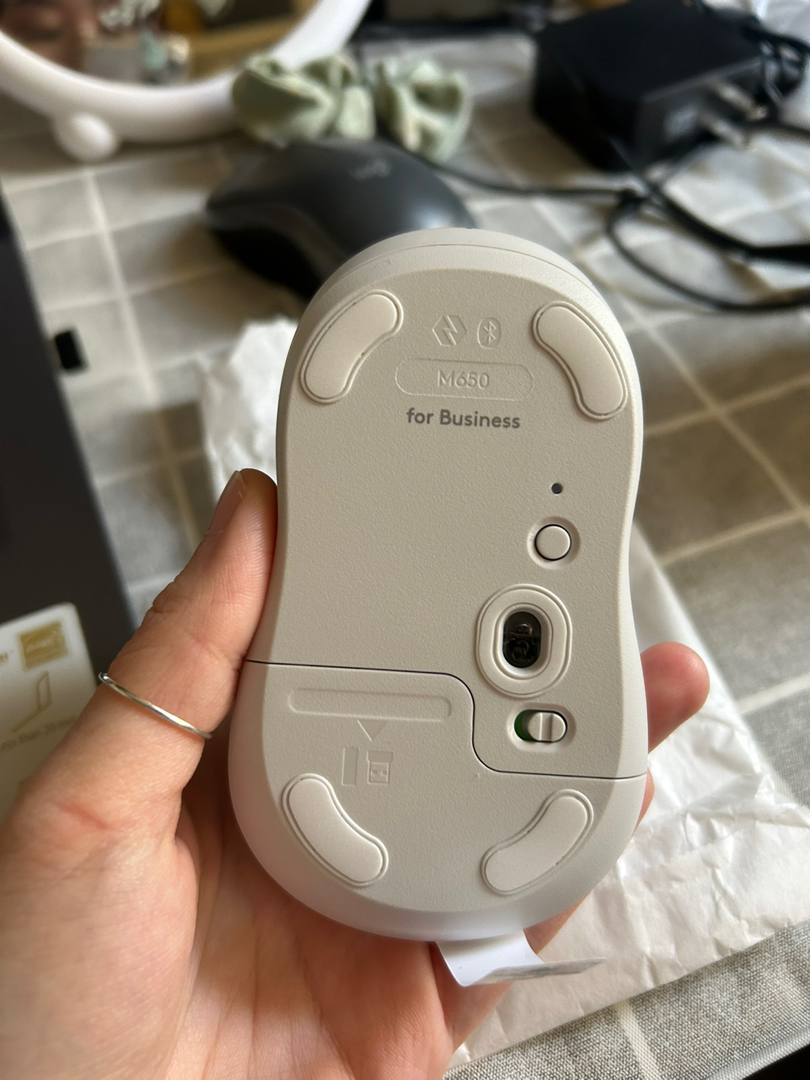 Thiết kế chuột Logitech M650 màu đen