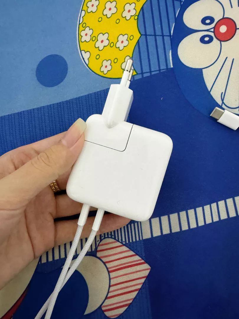 Bộ sạc USB-C kép 35W của Apple - góc nhìn chi tiết