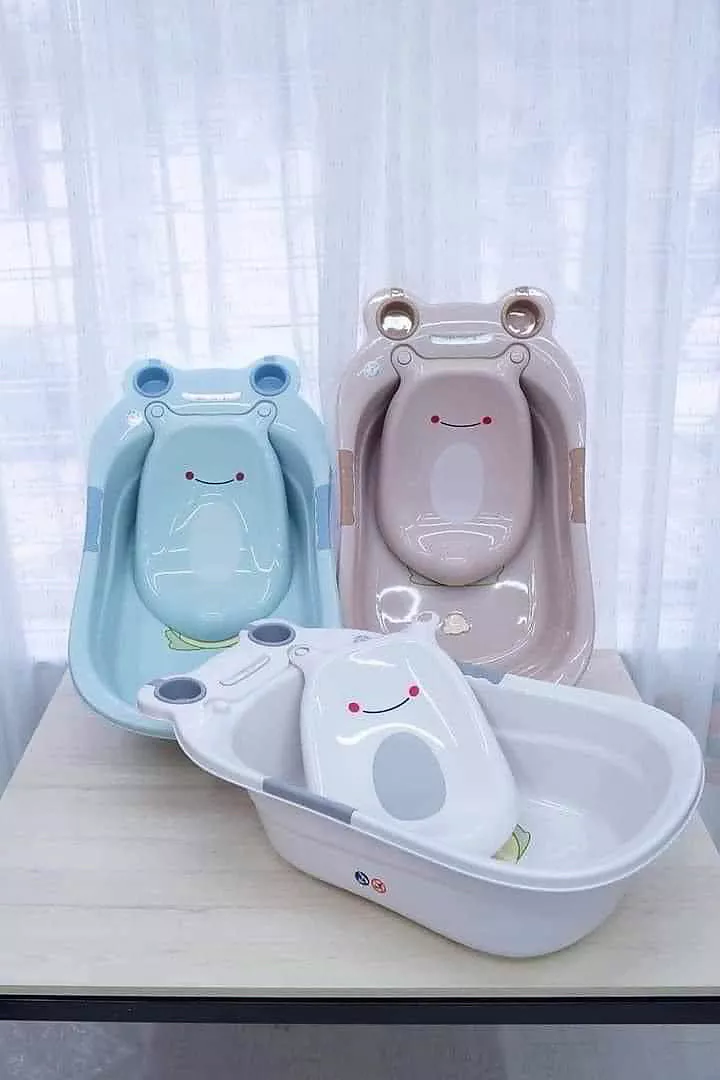 Thau tắm bé sơ sinh có khay đựng sữa tắm