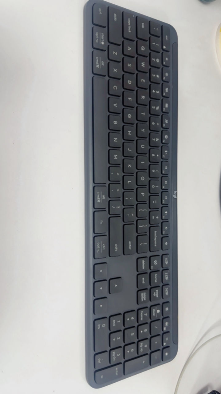 Bố cục full-size Logitech K950