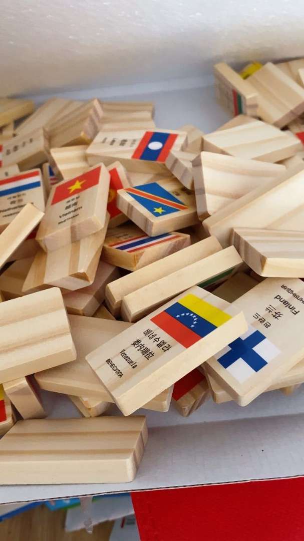 Domino gỗ dùng để xếp thành mô hình