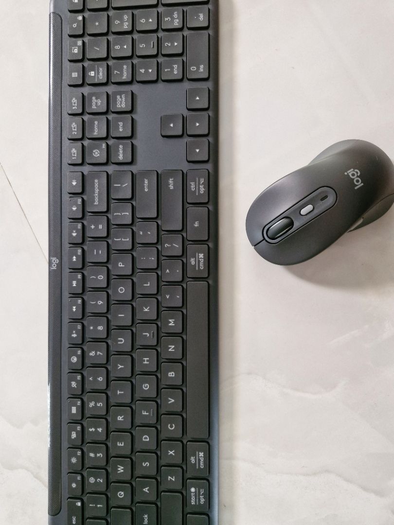 Thiết kế bàn phím Logitech Signature Slim K950