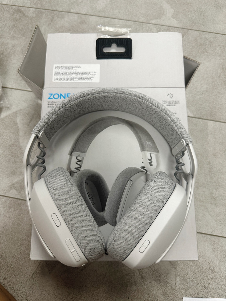 Thiết kế Logitech Zone Vibe 100