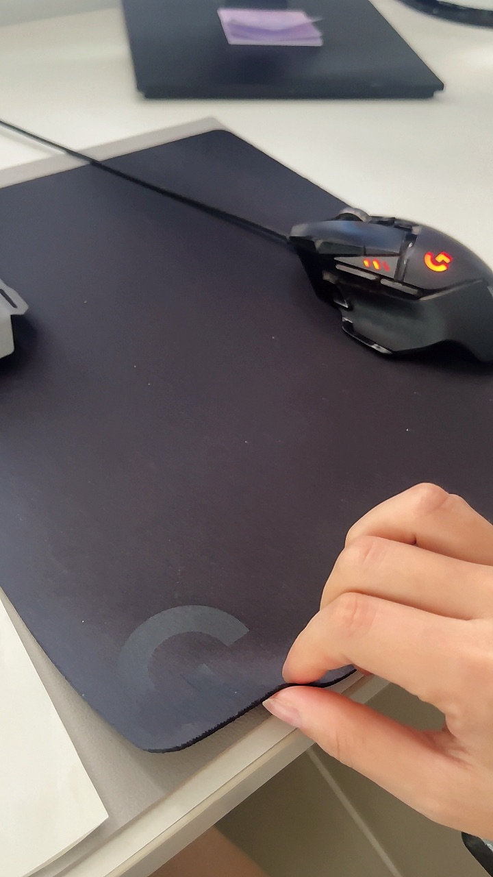 Logitech G240 cuộn lại để mang theo