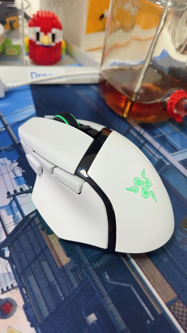Thiết kế chuột Razer Basilisk V3 Pro