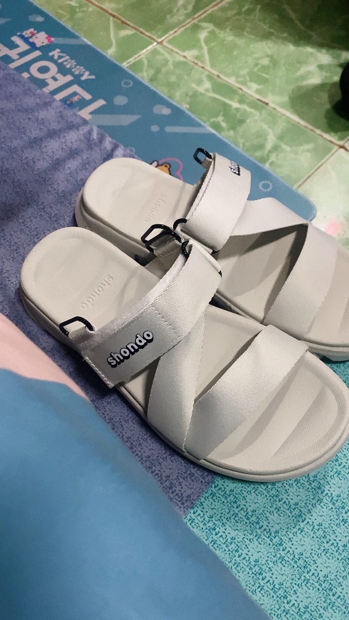 Thiết kế quai chéo của sandals Shondo