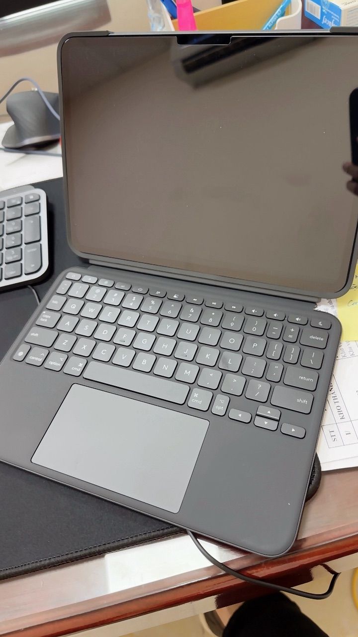 Logitech Combo Touch đặt cùng iPad