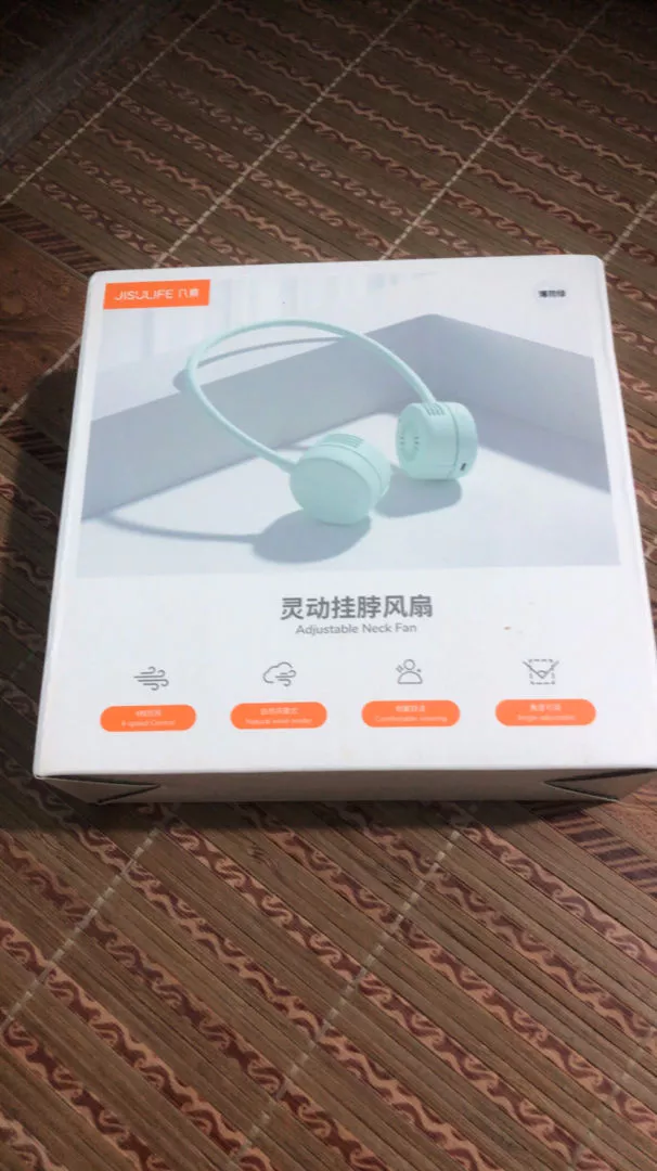Quạt đeo cổ khi sử dụng