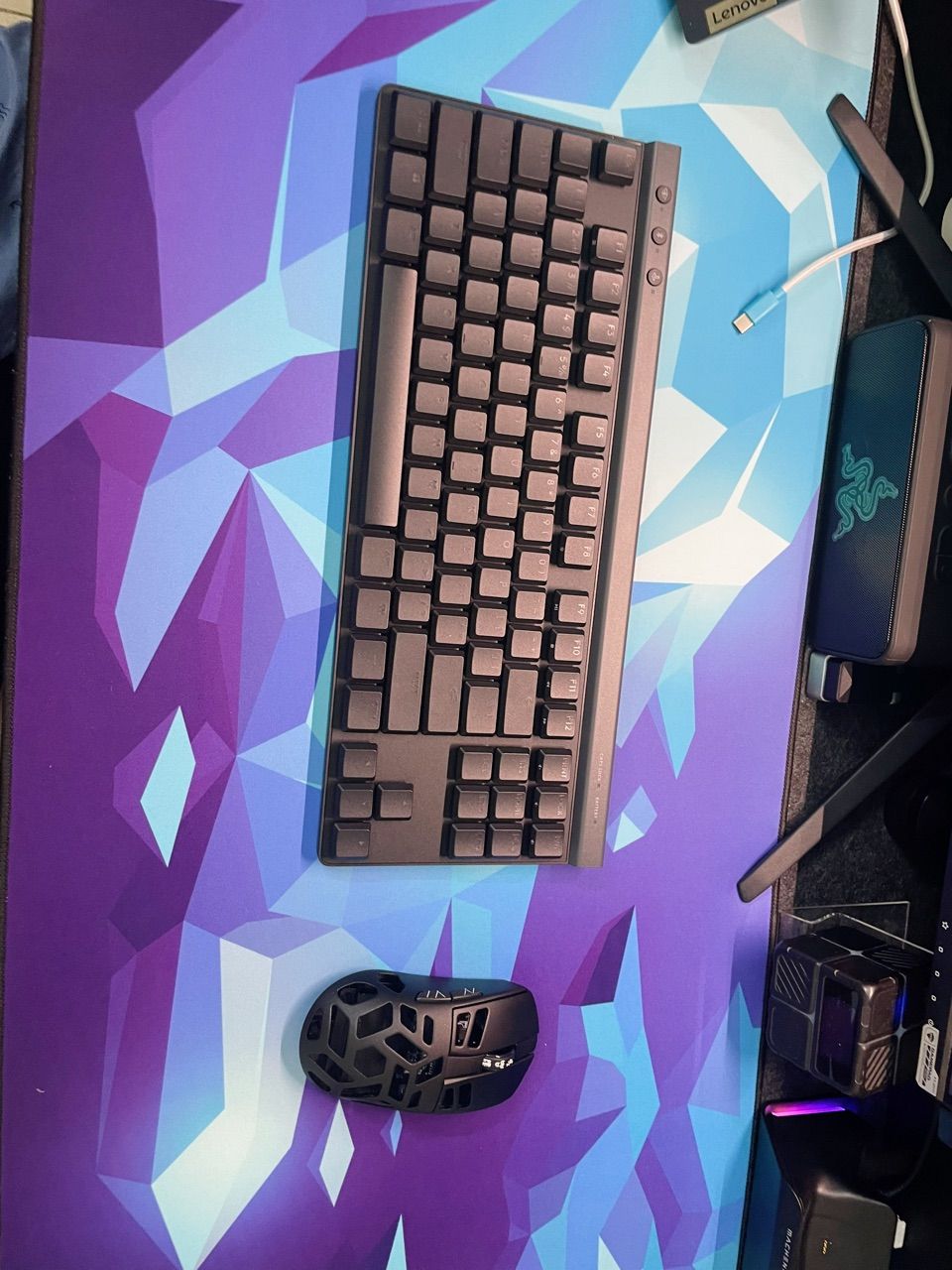 Bàn phím Logitech G515 với đèn LIGHTSYNC RGB
