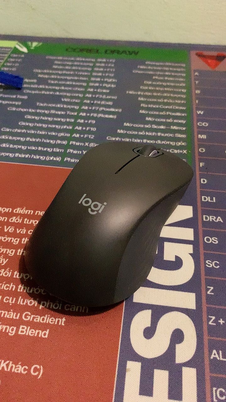 Thiết kế Logitech M550 Signature