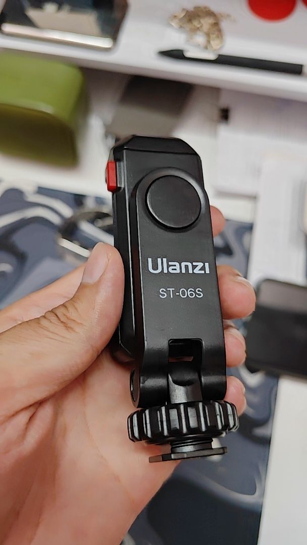 Hai cold shoe trên Ulanzi ST-06S