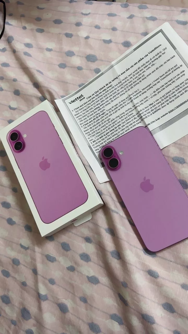 iPhone 16 Plus cạnh máy