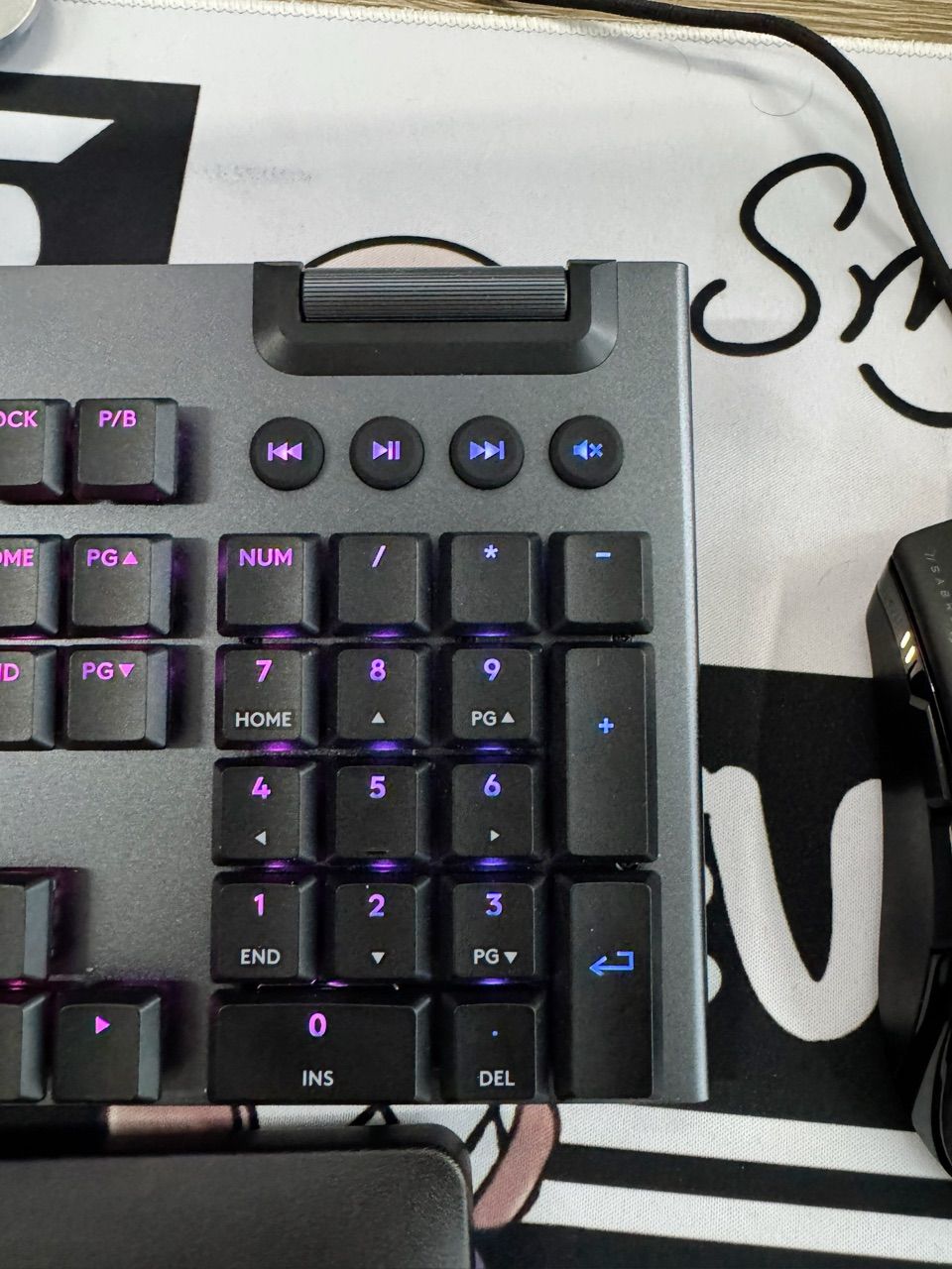 Đèn RGB trên Logitech G915 X