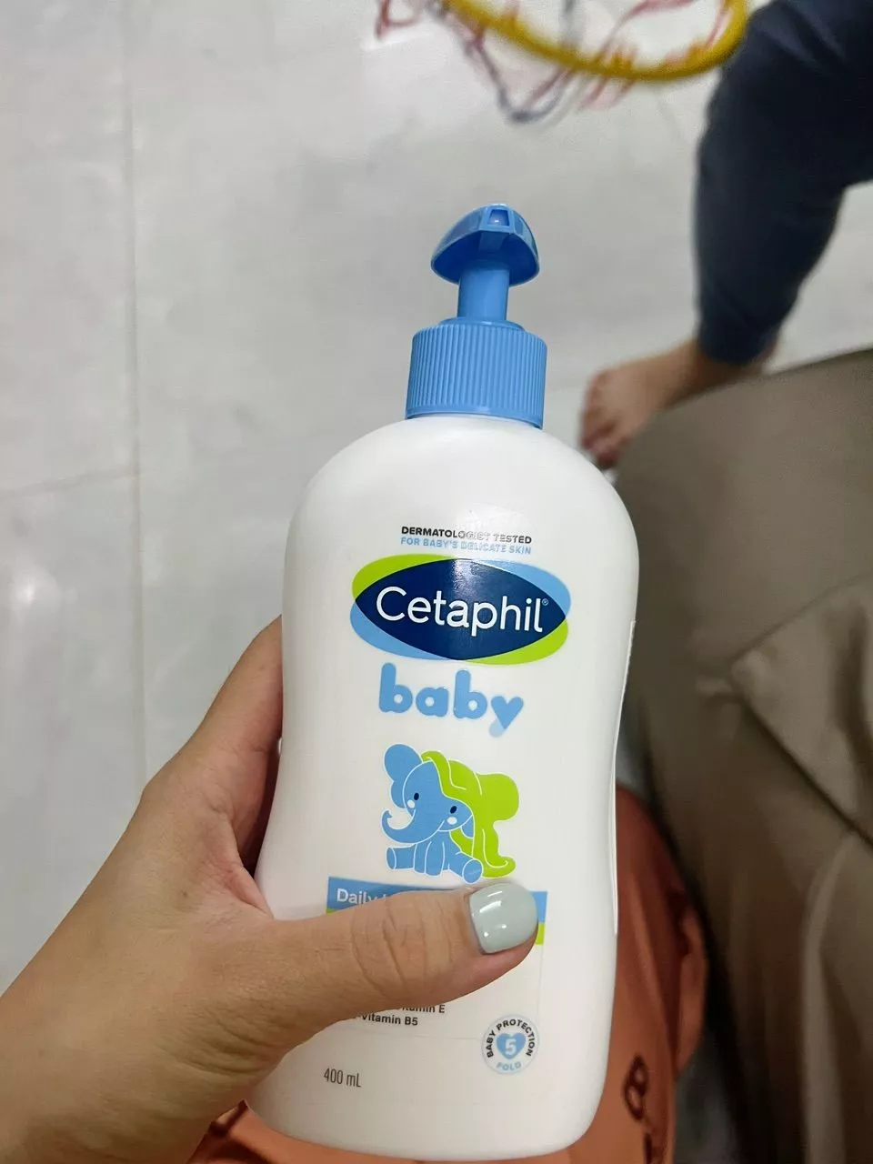 Cách dùng sữa tắm gội Cetaphil Baby cho bé