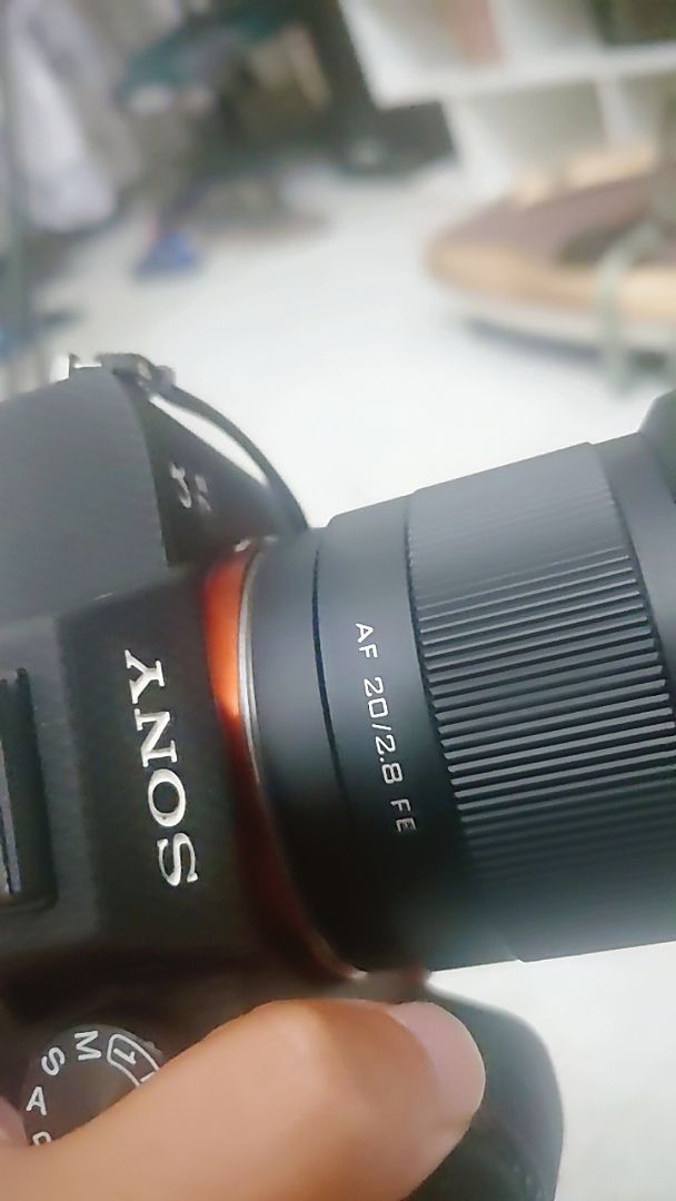 Viltrox AF 20mm F2.8 kèm phụ kiện