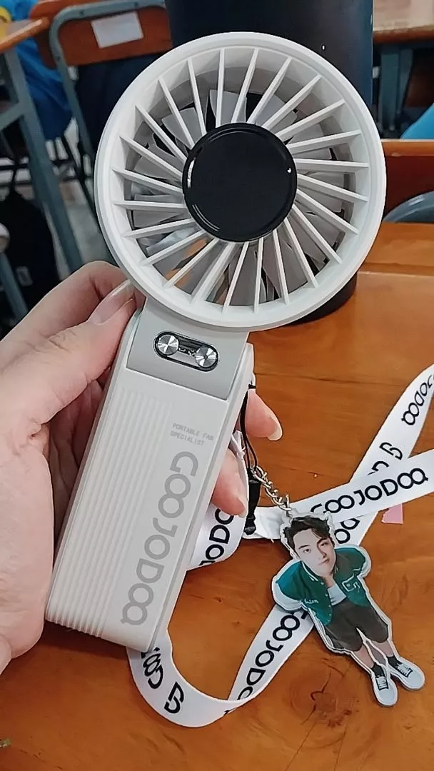 Quạt mini Goojodoq đeo cổ khi di chuyển