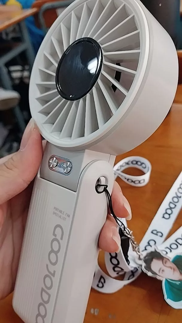 Cổng sạc Type-C và màn hình LED trên quạt mini Goojodoq