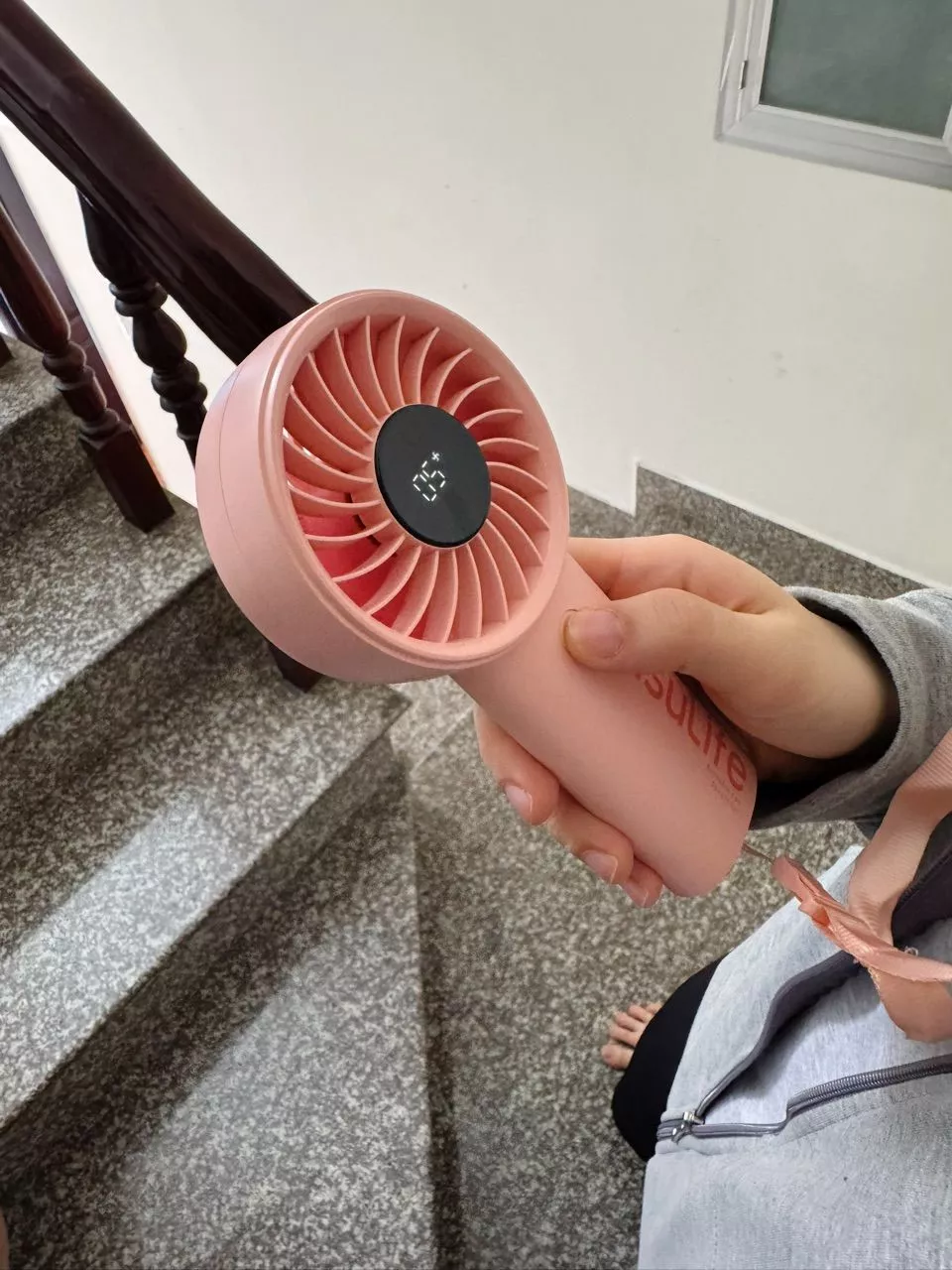 Quạt cầm tay sử dụng hằng ngày