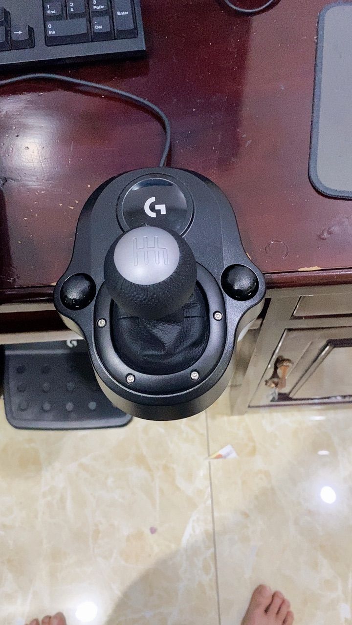Logitech Shifter gắn vào bộ thiết bị đua xe