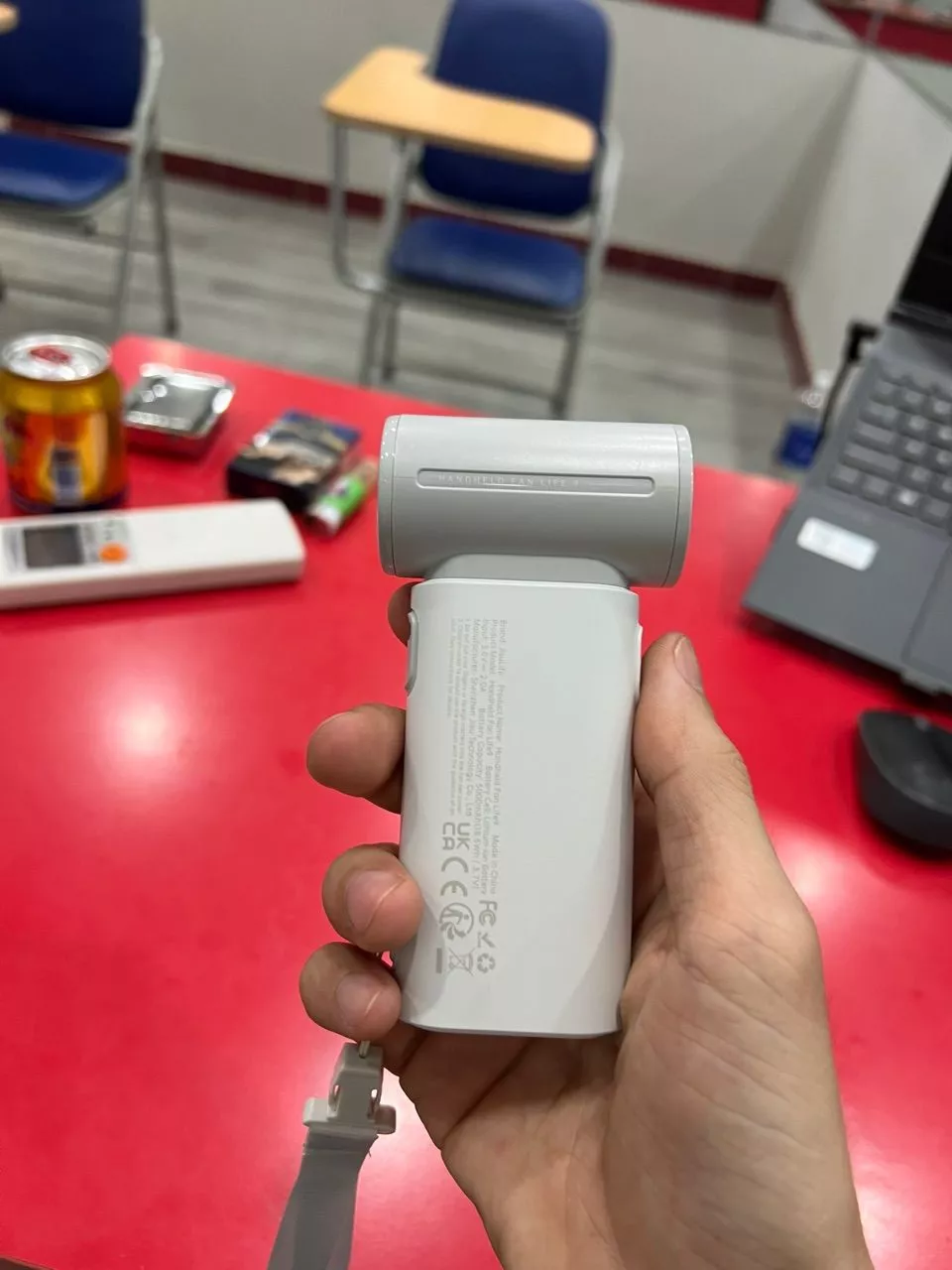 Quạt cầm tay màu xám