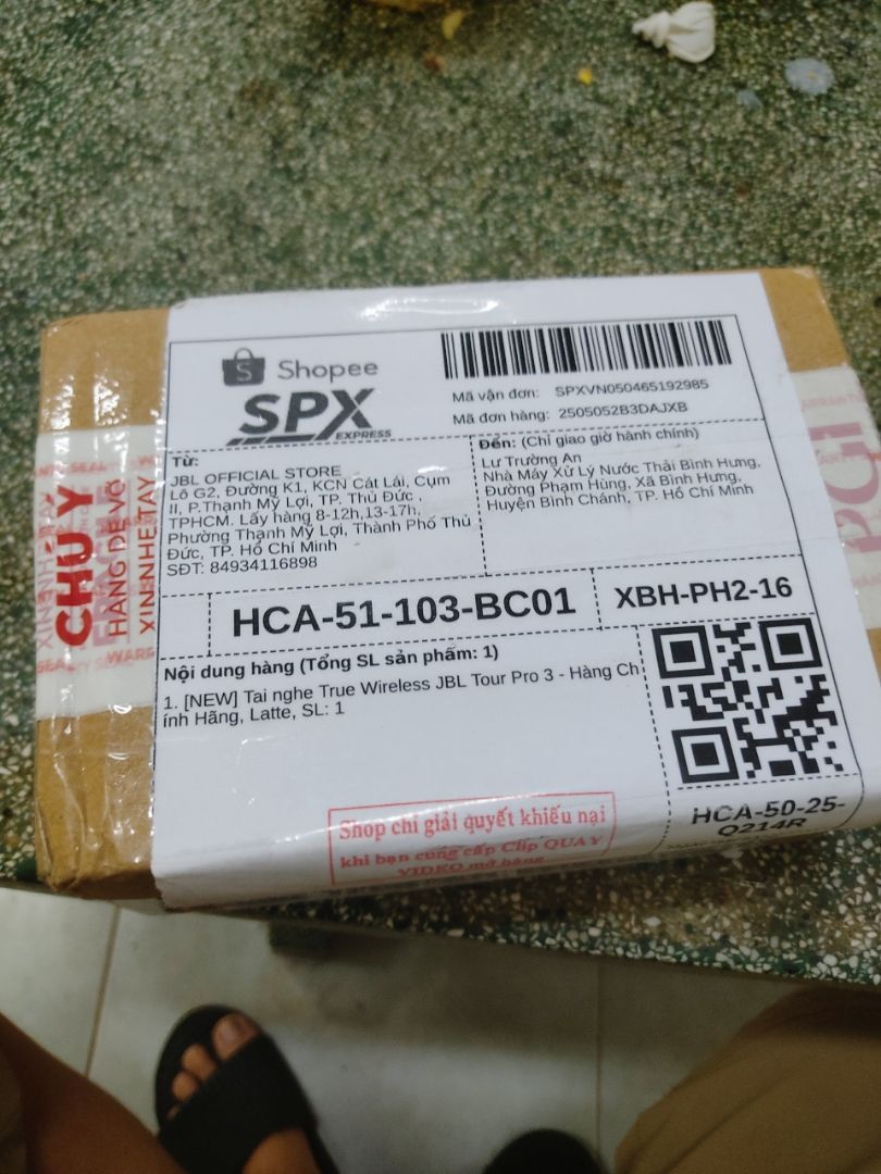 Tai nghe JBL Tour Pro 3 và hộp sạc