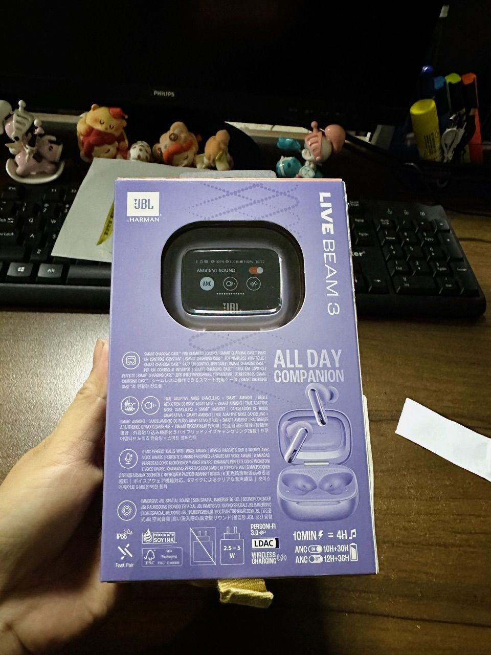 Tai nghe và hộp sạc JBL