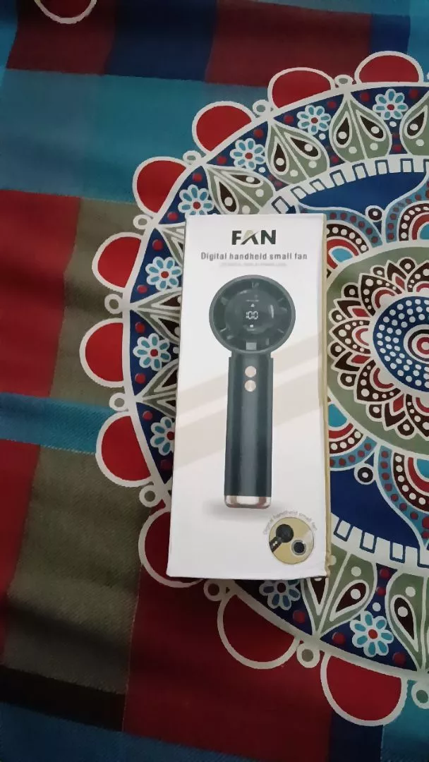 Quạt mini có dây đeo
