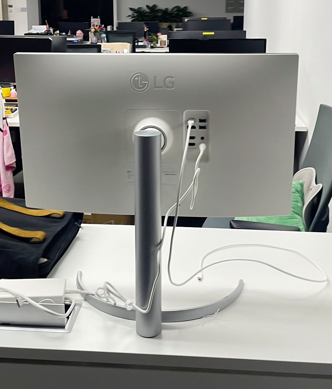 Màn hình LG UltraFine trên bàn làm việc