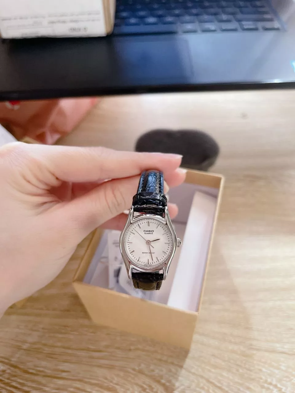 Chi tiết mặt số và dây đeo Casio LTP-1094E-7ARDF