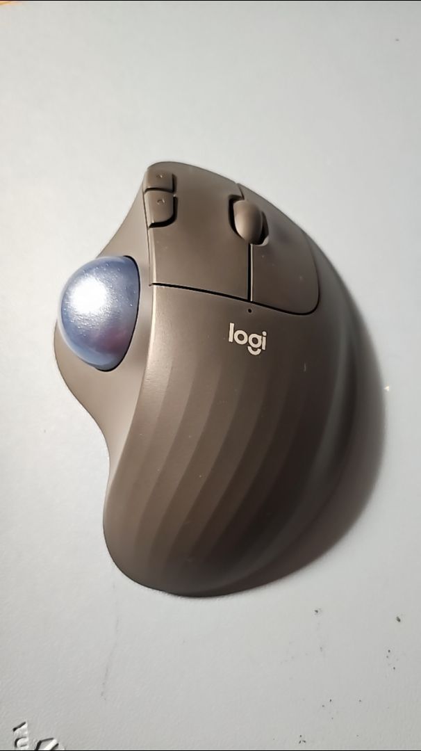 Thiết kế trackball Ergo M575