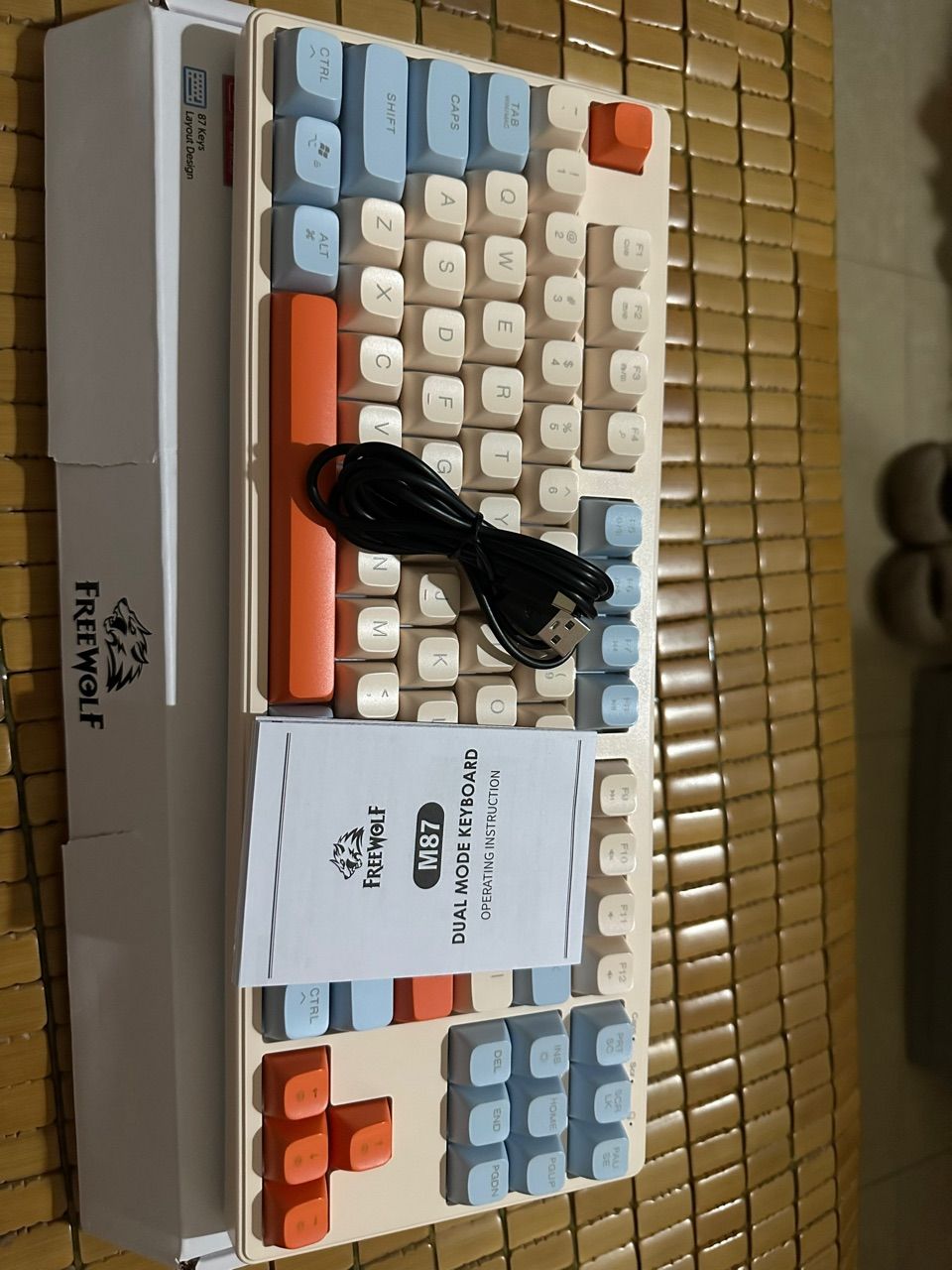Màn hình LED trên bàn phím M87