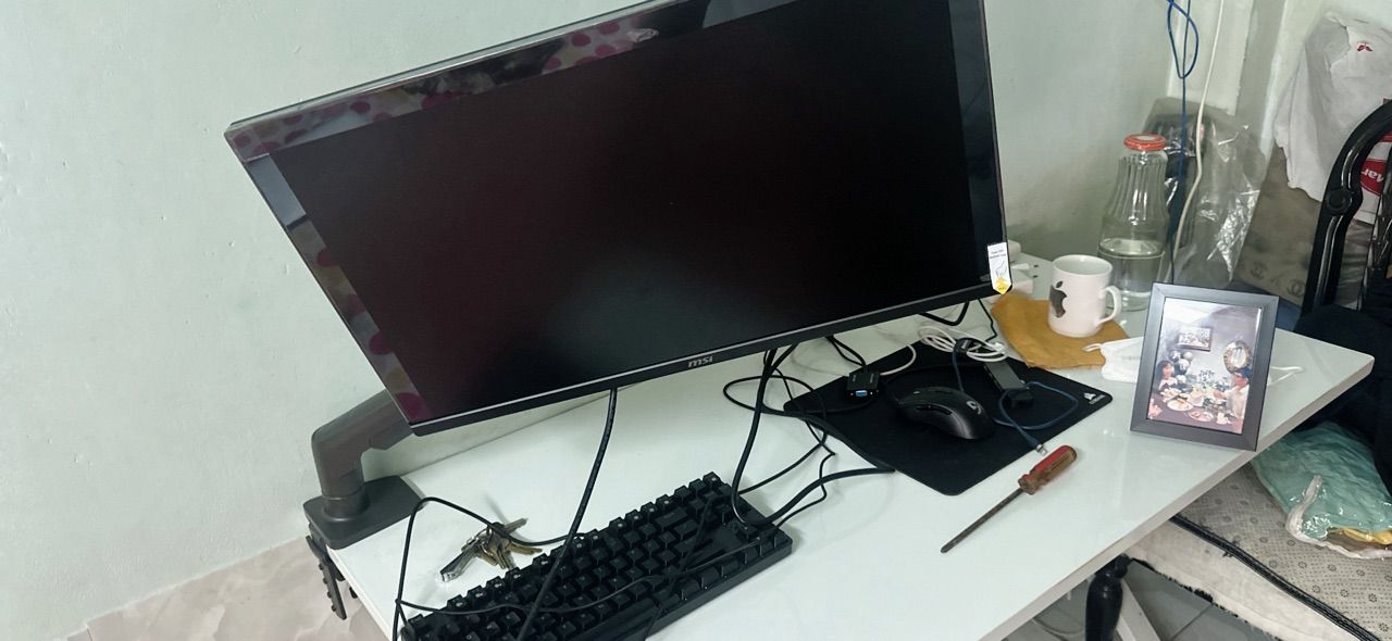 Màn hình MSI MAG 255F X24 trên bàn máy tính