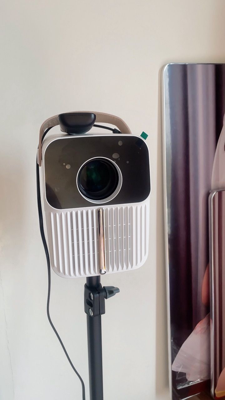 Thiết kế máy chiếu BEECUBE màu trắng