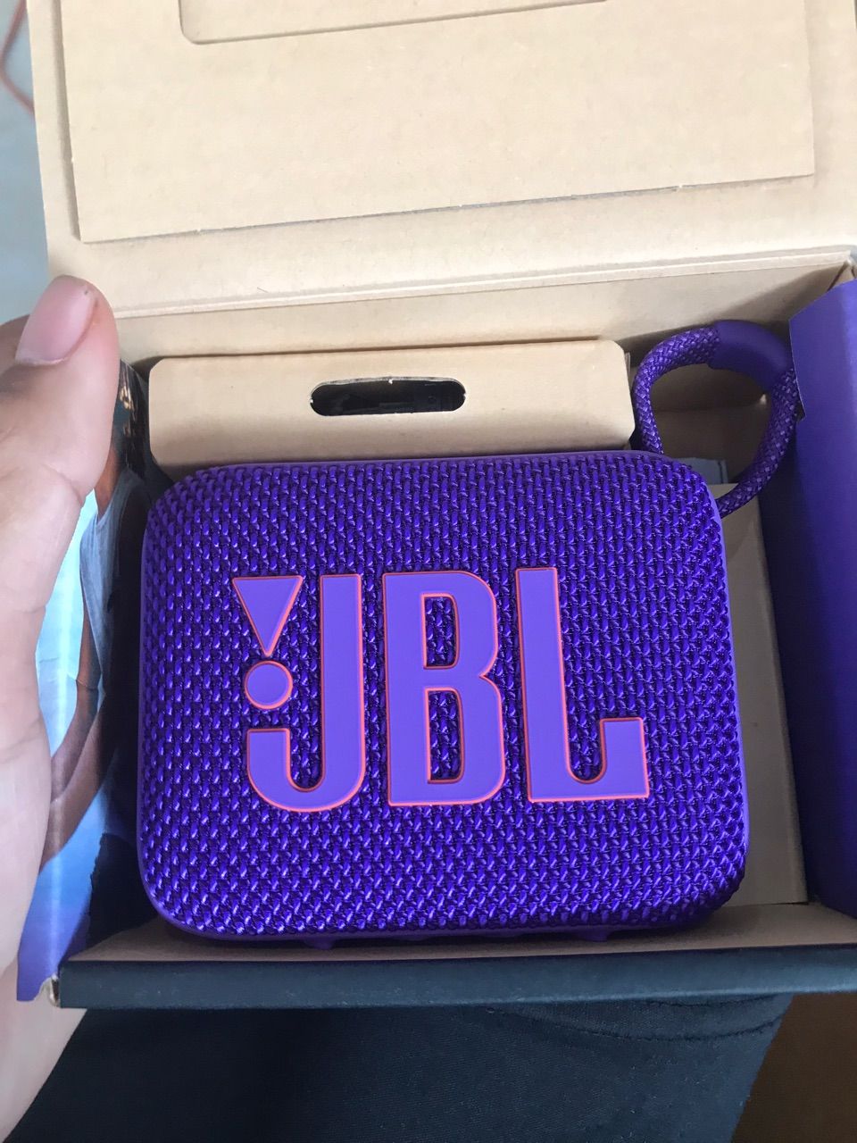 Loa JBL Go 4 di động