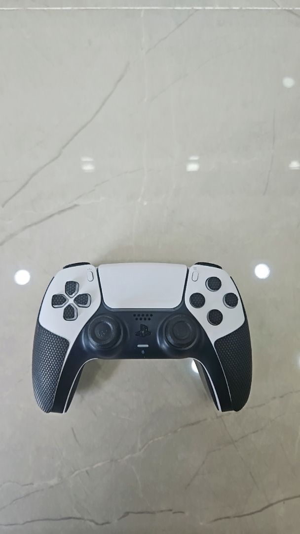 Chi tiết miếng dán tay cầm PS5 DualSense
