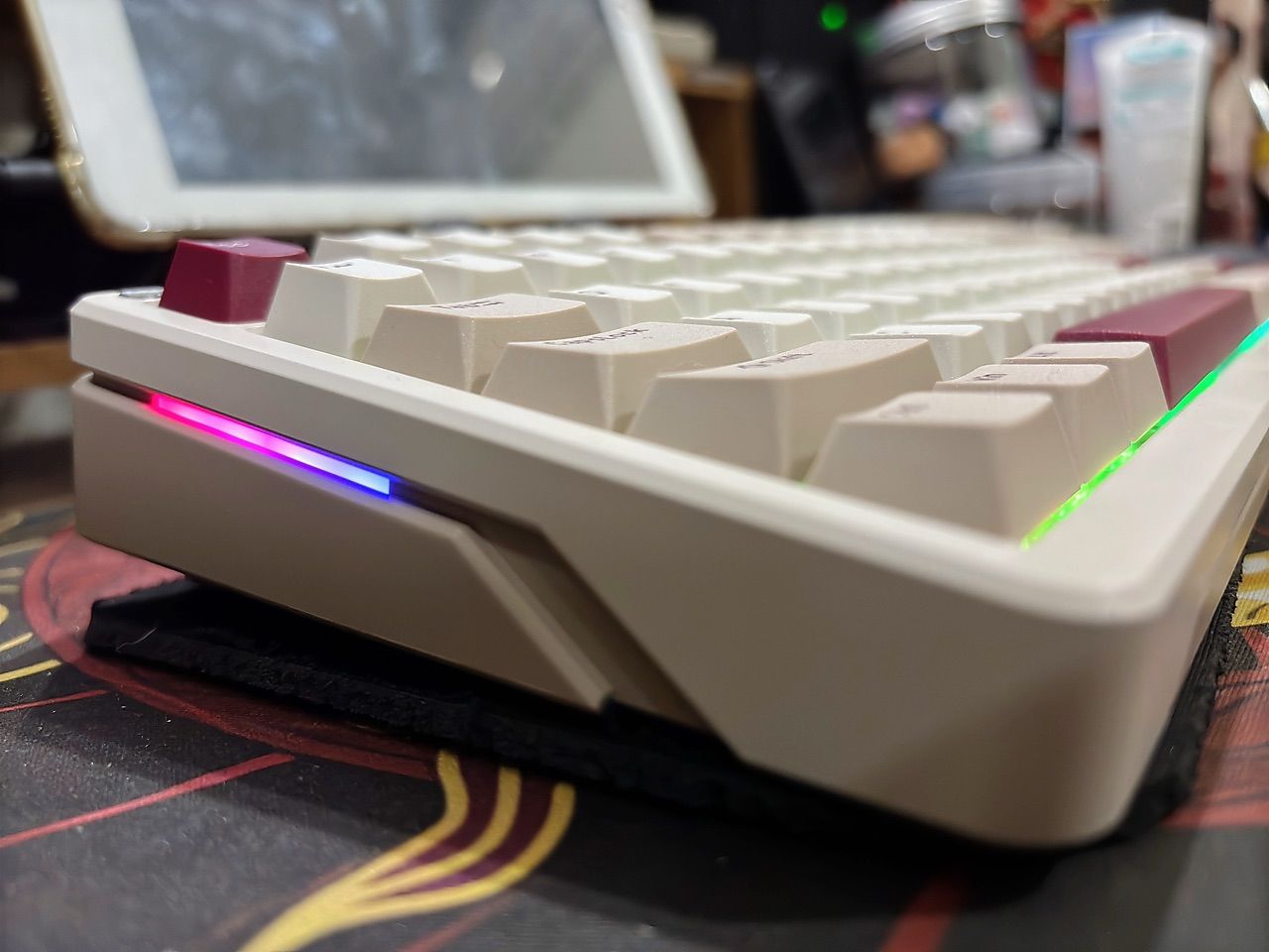 Núm xoay và LED RGB trên B87