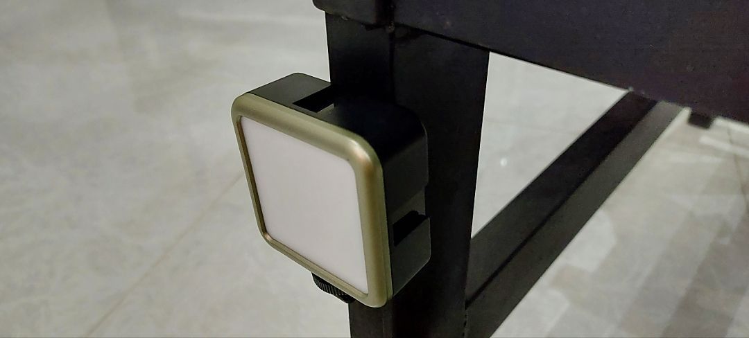 Đèn Ulanzi VL49 RGB và vị trí gắn phụ kiện