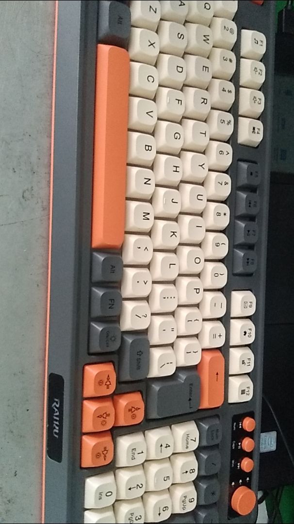 Bàn phím Xunfox K82 có đèn Rainbow