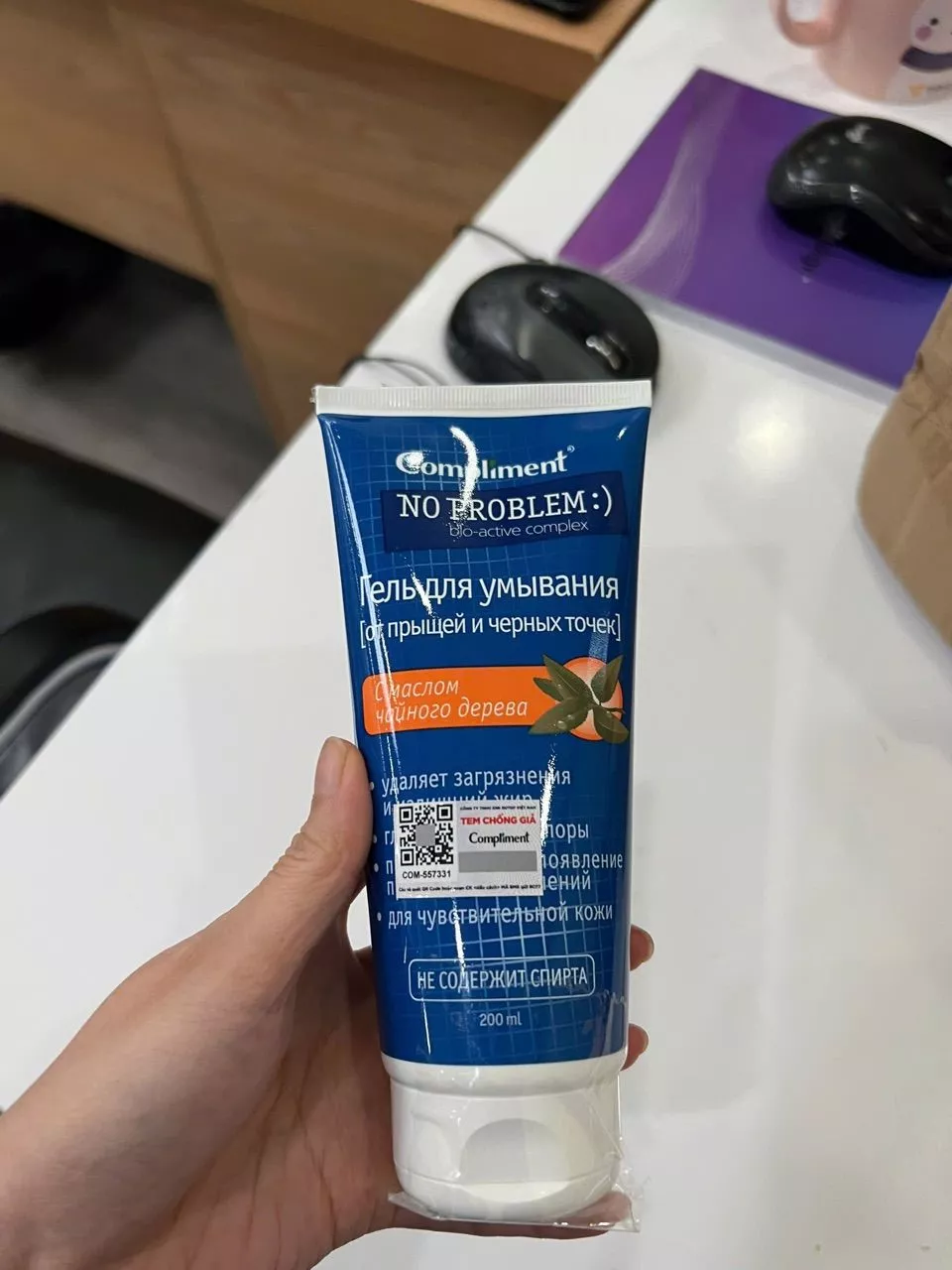 Kết cấu gel sữa rửa mặt Compliment No Problem