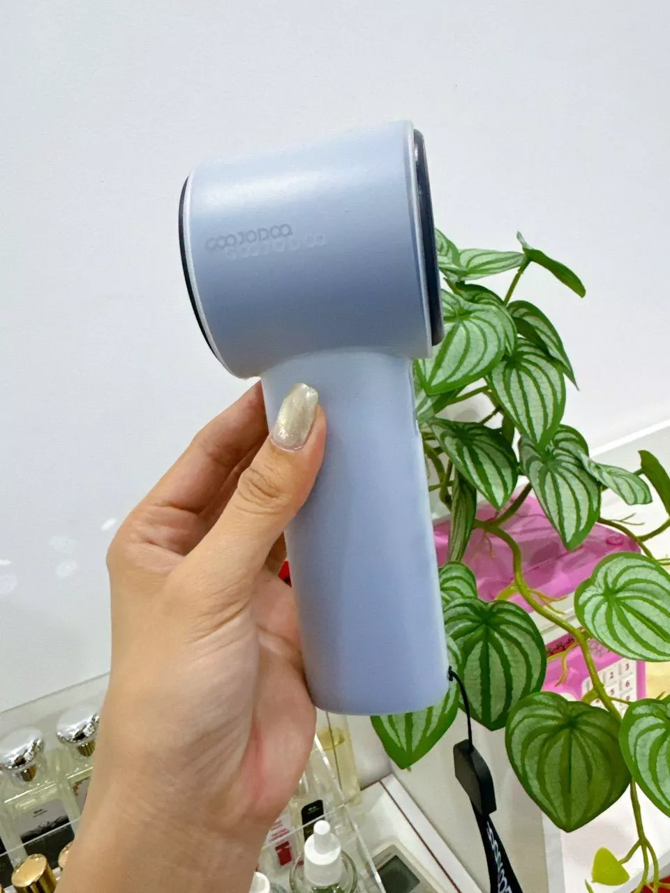 Thiết kế cầm tay nhỏ gọn