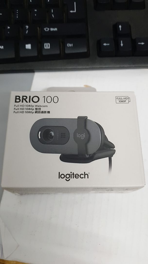 Webcam Logitech Brio 100 màu trắng và đen