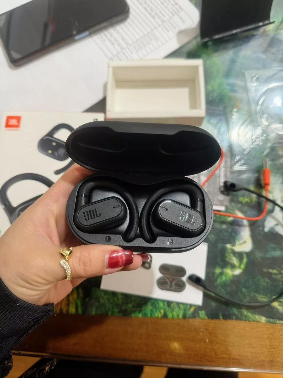 Tai nghe JBL Soundgear Sense và hộp sạc