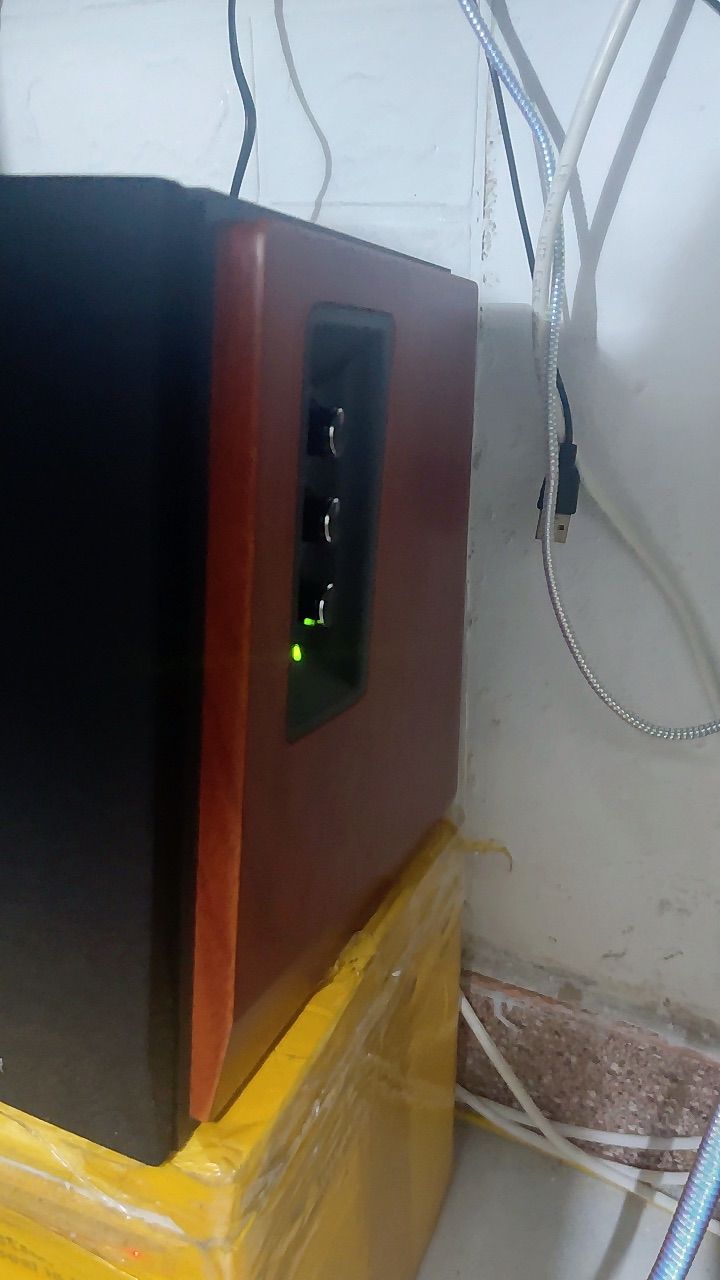 Mặt trước loa Edifier R1700BT