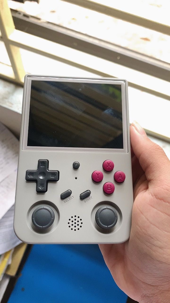 Mặt trước máy chơi game Anbernic
