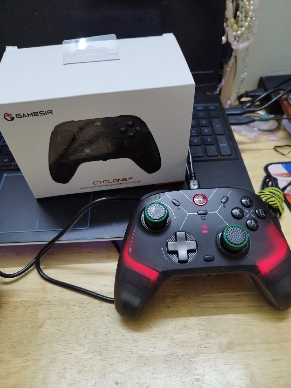 Tay cầm GameSir CYCLONE 2 với jack tai nghe