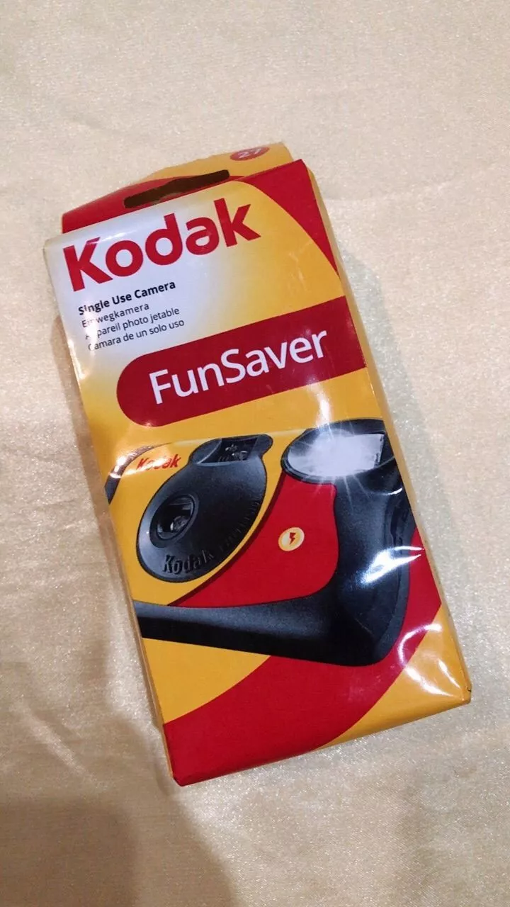 Kodak Funsaver 800 có film sẵn và flash tích hợp