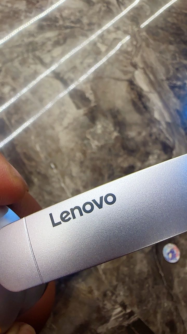 Cổng sạc Type-C trên tai nghe Lenovo