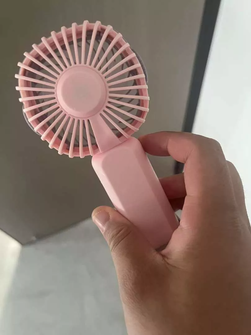 Quạt mini gọn nhẹ phù hợp phòng ngủ và văn phòng