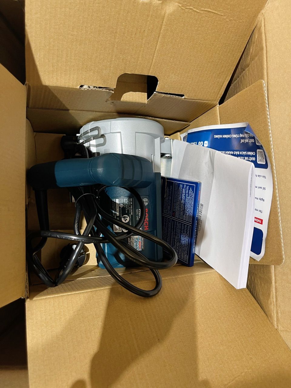 Bosch GDC 140 nhìn từ bên cạnh